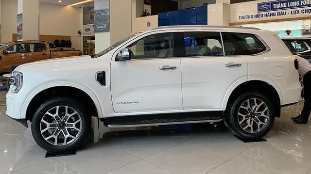 Ford Everest Titanium 2023 có kích thước lớn nên dáng vẻ hầm hố khi nhìn từ phần thân.