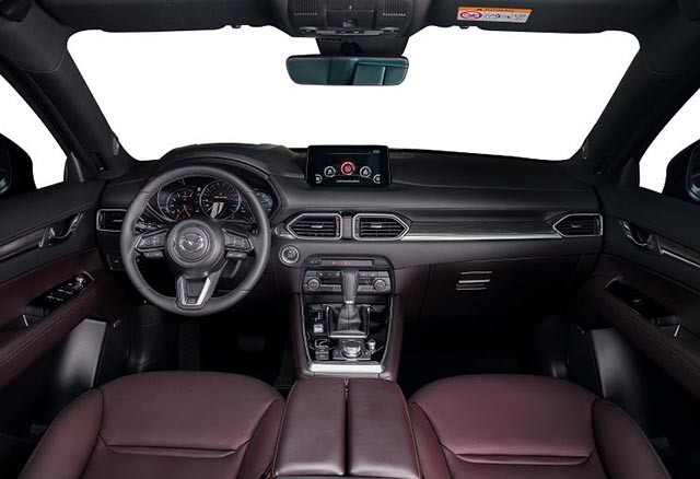 Mazda CX-8 2023 có khoang nội thất được thiết kế với những vật liệu cao cấp như da, ốp gỗ.