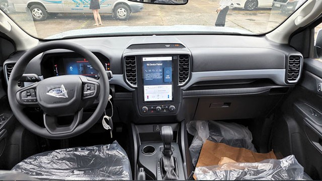 Khoang lái xe Ford Ranger XLS 2023 có màn hình giải trí đặt dọc cỡ lớn là điểm nhấn thu hút mọi ánh nhìn.