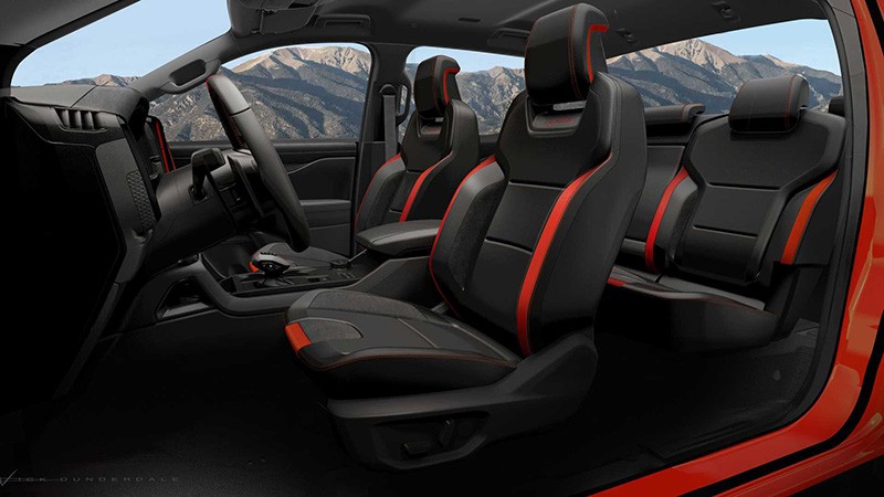 Ford Ranger Raptor có phần ghế ngồi được bọc da lộn với điểm nhấn viền đỏ bắt mắt kết hợp các đường chỉ khâu màu đỏ thể hiện phong cách thể thao thu hút. 