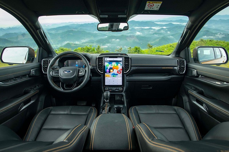 Khoang lái xe Ford Ranger Wildtrak có những đường chỉ khâu màu vàng, nổi bật là màn hình đặt dọc kích thước lớn.