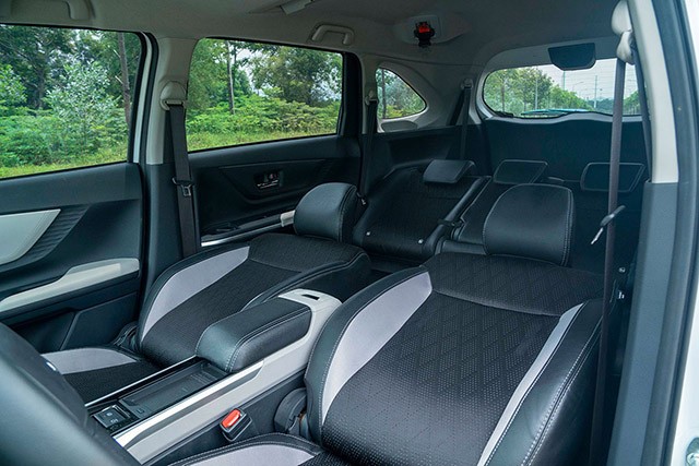 Toyota Veloz Cross 2023 với ghế xe có thể ngả như sofa.