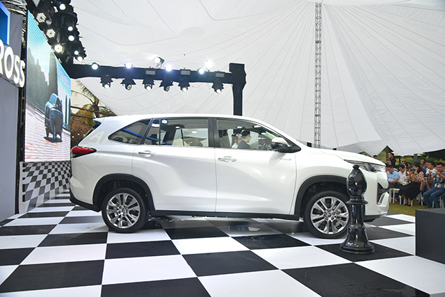 So sánh Toyota Innova Cross và Hyundai Custin: Cuộc đua giá khắc nghiệt