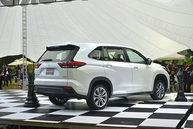So sánh Toyota Innova Cross và Hyundai Custin: Cuộc đua giá khắc nghiệt