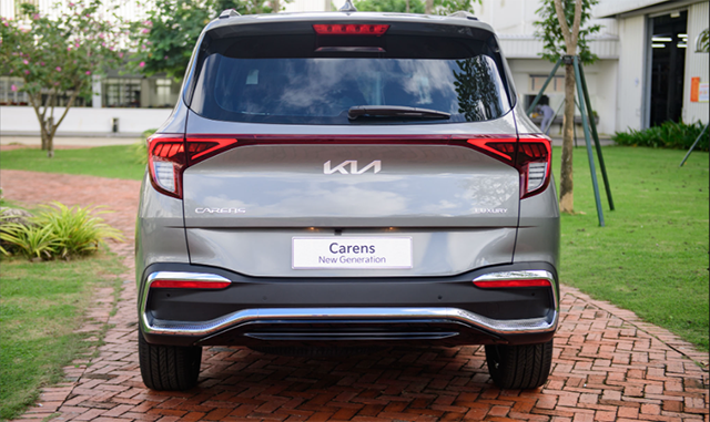 Kia Carens Luxury 2023 với đèn hậu LED.