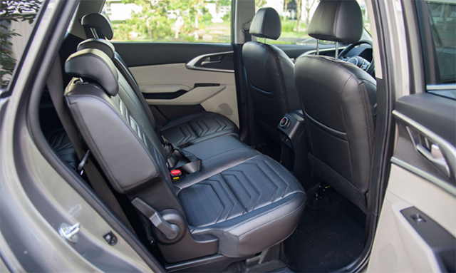 Kia Carens Luxury 2023 với không gian tương đối rộng rãi.