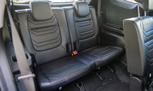 Hàng ghế cuối xe Kia Carens Luxury 2023.
