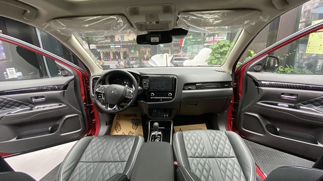 Khoang lái xe Mitsubishi Outlander 2.0 CVT 2023.
