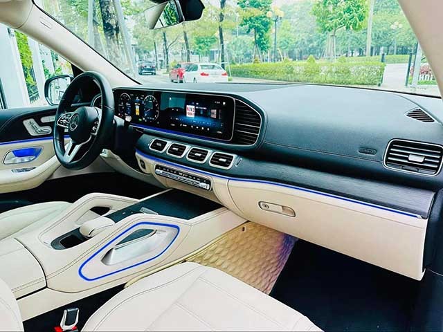 Vô lăng trên xe Mercedes-Benz GLE 450 4MATIC được bọc da 3 chấu có khả năng nhớ vị trí tiện lợi cùng tích hợp lẫy chuyển số hỗ trợ người lái.