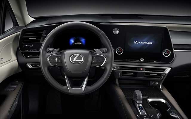 Lexus RX 350 Luxury không kém cạnh khi trang bị vô lăng 3 chấu, chỉnh điện 4 hướng, nhớ vị trí và tích hợp lẫy chuyển số.