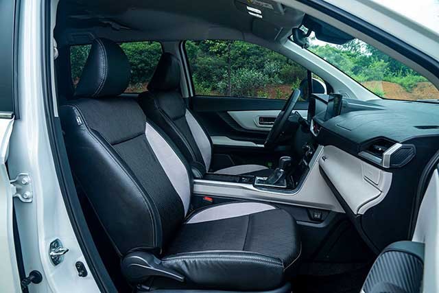 Ghế ngồi là điểm trừ của Toyota Veloz Cross Top 2023 khi so với đối thủ khi chỉ có chất liệu ghế nỉ pha da khiến người dùng cảm thấy nóng.