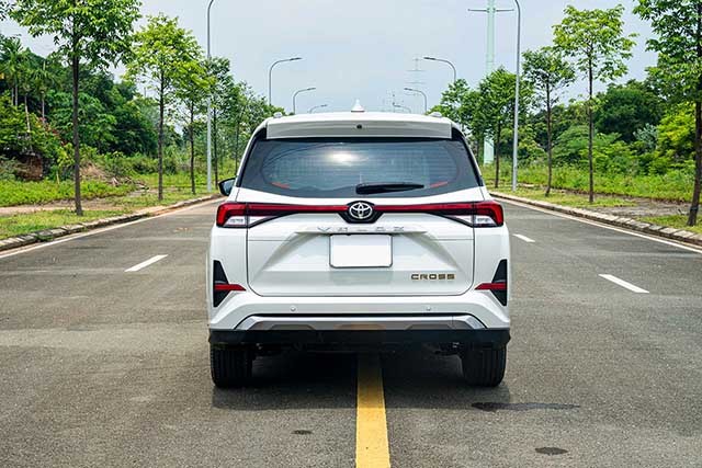 Toyota Veloz Cross 2023 nổi bật hơn nhờ đèn hậu LED nối liền 2 bên dạng nổi khối.