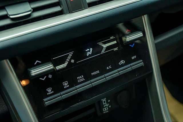 Mitsubishi Xpander Cross 2023 có điều hòa dạng điện tử mang đến khả năng hiển thị bắt mắt.