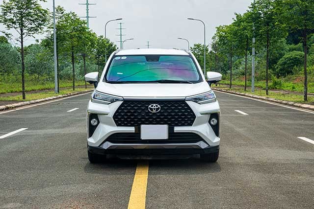 Toyota Veloz Cross 2023 cũng có hệ thống đèn pha/cos dạng LED có khả năng tự động bật/tắt kết hợp đèn chiếu sáng ban ngày đặt liền.