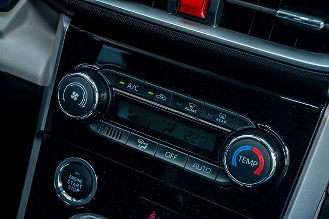 Toyota Veloz Cross Top 2023 nổi bật khi có thêm điều hòa tự động, sạc điện thoại không dây.