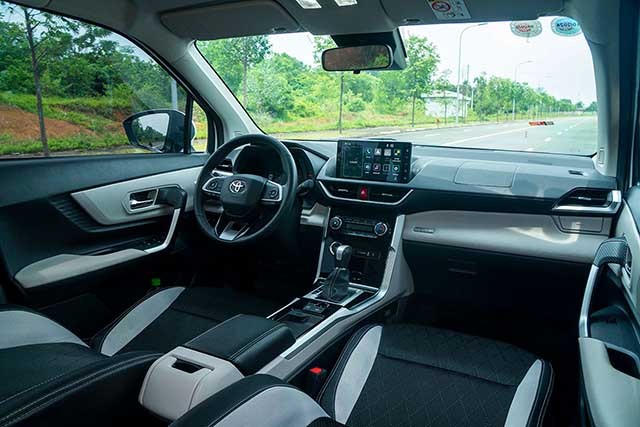 Toyota Veloz Cross Top 2023 có khoang lái sở hữu màn hình 9 inch đặt nổi khá bắt mắt.