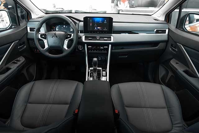 Mitsubishi Xpander Cross 2023 nổi bật với khu vực taplo sử dụng chất liệu da Xanh/Đen mang đến khả năng hoàn thiện tốt cho xe