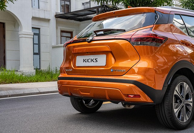 Nissan Kicks nổi bật với dải đèn hậu chạy ngang.