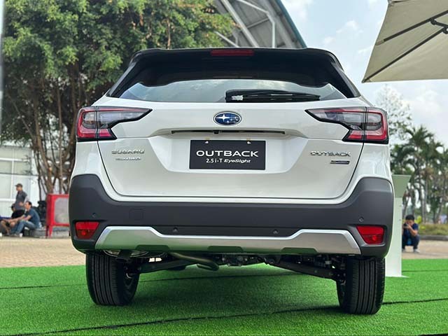 Subaru Outback 2023 có cải tiến dễ nhận thấy là cụm đèn hậu của xe đã được tinh chỉnh lại với thiết kế nổi khối gia tăng điểm nhấn cho xe với công nghệ LED.