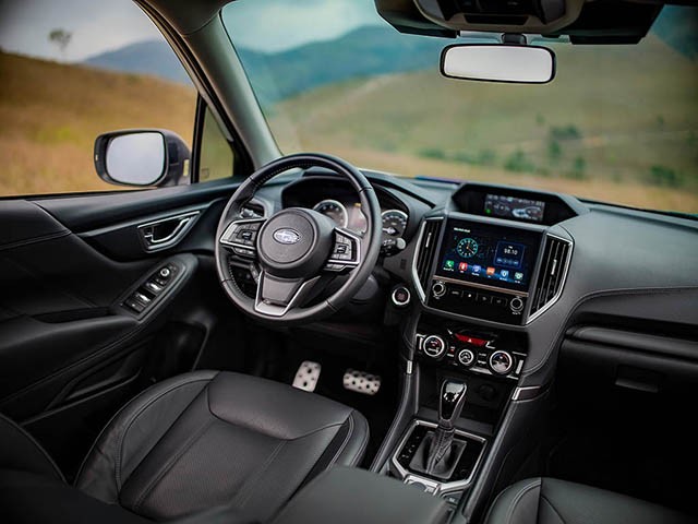 Subaru Forester 2023 lại dùng màn hình cũ với thiết kế khá thô, phía dưới có thêm núm xoay điều hòa nên khiến tổng thể nội thất khá bình dân. 