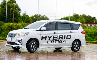 Giá gần 700 triệu, Nên mua Suzuki Ertiga Hybrid hay Toyota Veloz Cross?