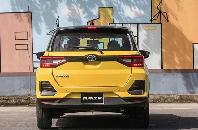 Toyota Raize lại ngắn đặc trưng xe SUV. Mẫu xe hạng A này cũng gây ấn tượng hơn với đèn hậu nổi khối dùng công nghệ LED.