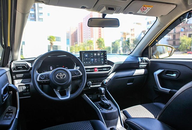 Người dùng Toyota Raize có quyền hài lòng với “bạn đồng hành” của mình bởi không gian khoang lái hiện đại hơn hẳn. 