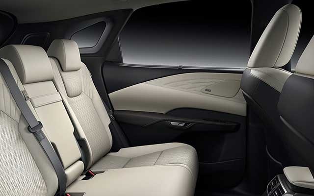 Lexus RX350 Luxury là SUV hạng sang cỡ trung với cấu hình 5 vị trí ngồi