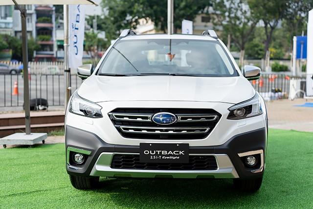 Cụm tản nhiệt và đèn pha hai bên đầu xe Outback không được nối liền như Ford Explorer 2023.