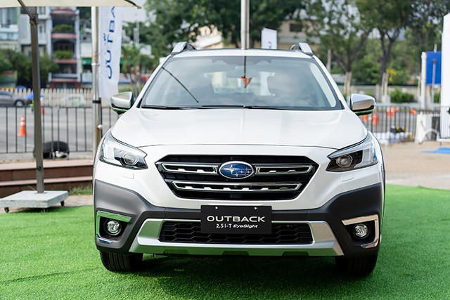 Cụm tản nhiệt và đèn pha hai bên đầu xe Outback không được nối liền như Ford Explorer 2023. 