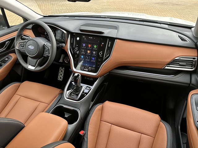 Subaru Outback 2023 không có không gian rộng rãi như Ford Explorer 2023 nhưng sở hữu màn hình giải trí trung tâm có kích thước nổi bật hơn, đạt đến 11.6 inch.
