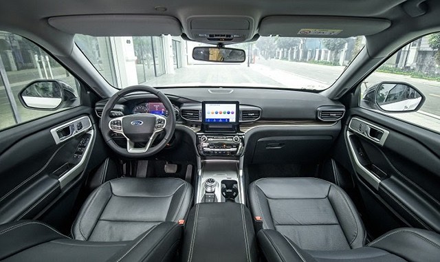 Ford Explorer 2023 sở hữu không gian nội thất rộng rãi đi cùng thiết kế và tiện nghi được đánh giá cao.