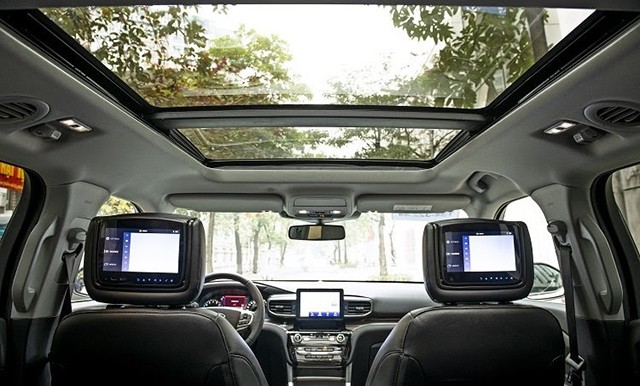 Ford Explorer 2023 sở hữu nhiều tiện nghi, đặc biệt phía sau có thêm 2 màn hình gối, cửa sổ trời toàn cảnh.