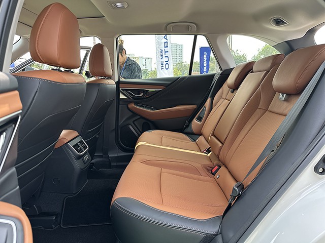 Subaru Outback 2023 có cấu hình 5 chỗ ngồi với 2 hàng ghế. Hàng ghế trước cũng có thiết kế thể thao, ghế ôm sát người ngồi và khả năng điều chỉnh điện cả 2 vị trí. 