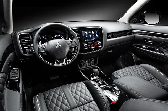 Nội thất của Mitsubishi Outlander được nâng cấp từ màn hình 7 lên 8 inch, ghế da thuê quả trám thay cho chất liệu nỉ và có chỉnh điện. 