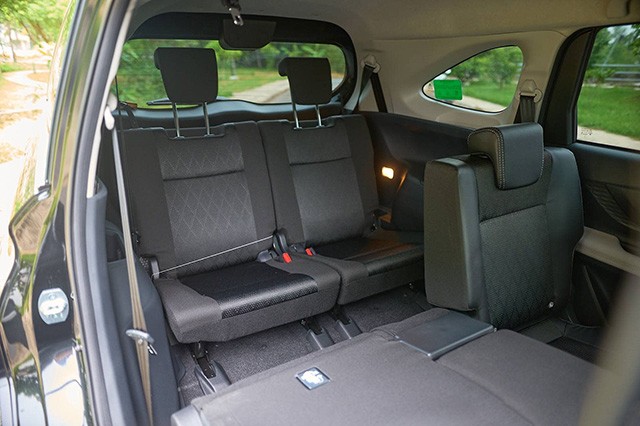 Toyota Veloz Cross CVT với không gian hàng ghế cuối thích hợp cho trẻ em hoặc những người có thân hình nhỏ.