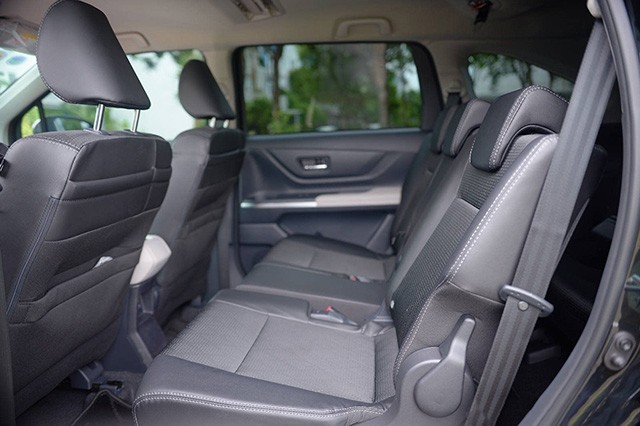 Toyota Veloz Cross CVT có ghế da pha nỉ, không gian hàng ghế 2 đủ rộng dành cho hành khách với 3 vị trí tựa đầu.