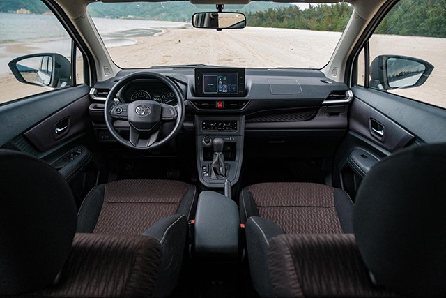Toyota Avanza Premio bản cao cấp nhưng vẫn có những trang bị rất đơn giản ở khoang lái như vô lăng nhựa, ghế nỉ.