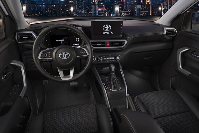 Toyota Raize đang làm tốt hơn cả 2 đối thủ về trang bị khi có nhiều tính năng hấp dẫn, thiết kế nội thất hài hòa.