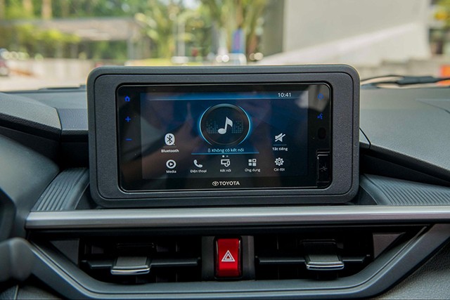 Toyota Wigo mới được trang bị màn hình giải trí 7 inch tương thích với điện thoại qua Apple CarPlay/Android Auto.