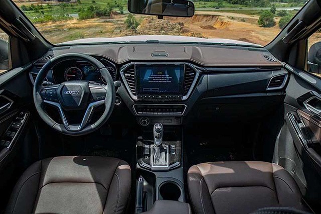 Không gian nội thất của Isuzu D-Max là bước tiến dài của xe với sự chỉn chu, hiện đại hơn hẳn so với phiên bản tiền nhiệm.