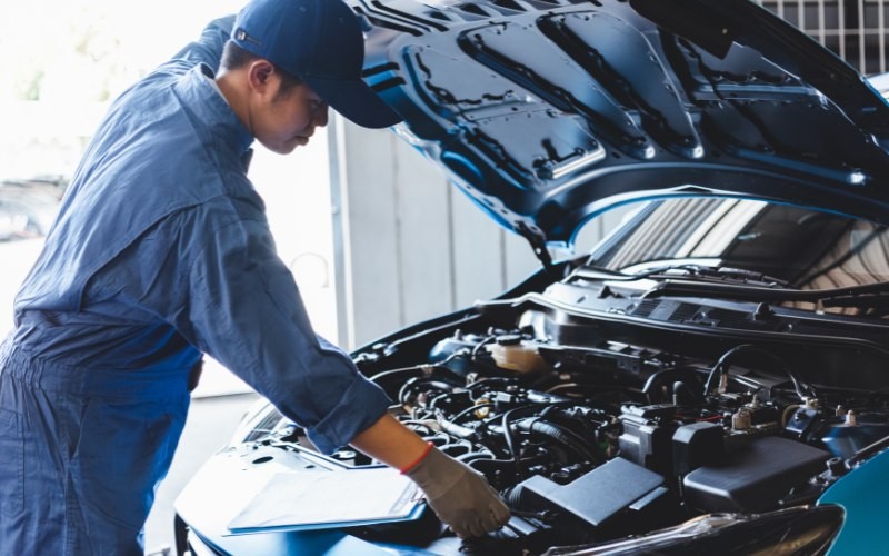 Xem xét kỹ lưỡng nội và ngoại thất là điều cực kỳ cần thiết khi mua xe