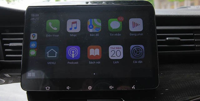 Suzuki XL7 trang bị màn hình cảm ứng giải trí 10 inch, hỗ trợ kết nối Apple CarPlay/Android Auto.