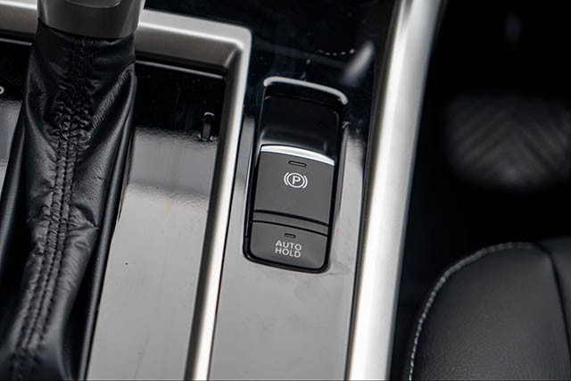 Tiện nghi của Mitsubishi Xpander tốt hơn ở 1 vài trang bị khi có phanh tay điện tử & giữ phanh tự động.
