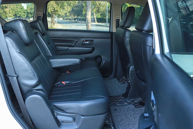 Suzuki XL7 sở hữu ghế ngồi dạng nỉ pha da cùng các tính năng tích hợp trên các hàng ghế mang đến sự thoải mái cho hành khách.