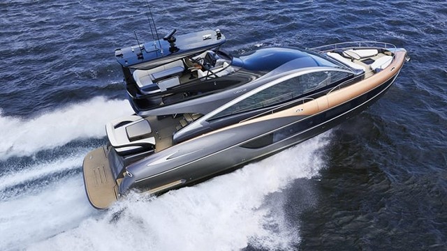 LY có nghĩa là Luxury Yacht.